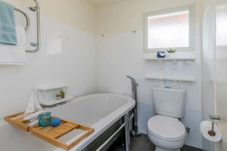 Photo of property in 2 Barclay Grove, Hokio Beach, Levin, 5571