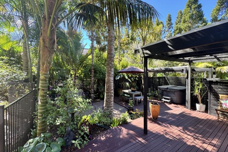 Photo of property in 11 Fitzpatrick Place, Chatswood, Auckland, 0626