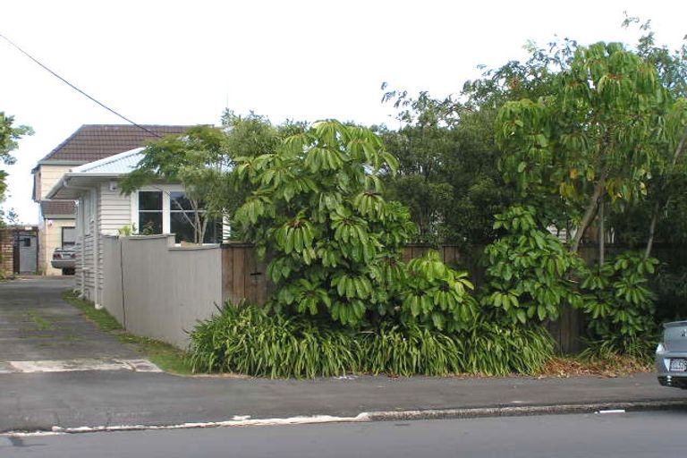 Photo of property in 1/130 Onewa Road, Northcote, Auckland, 0627