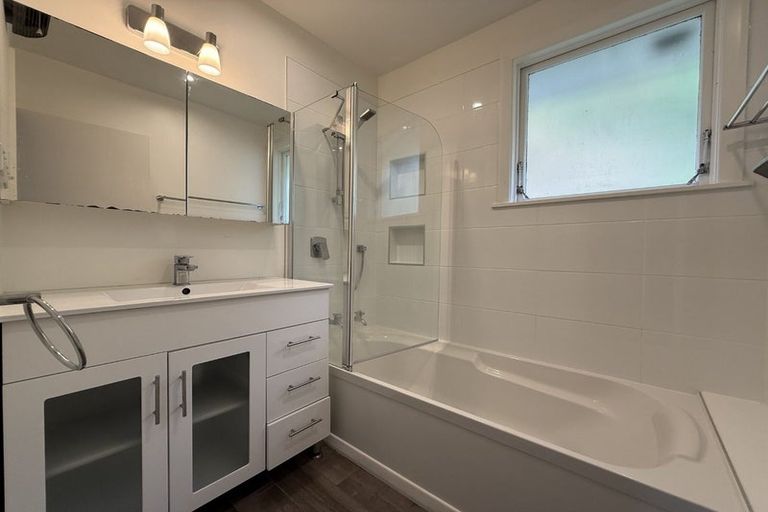 Photo of property in 13 Jane Grove, Paparangi, Wellington, 6037