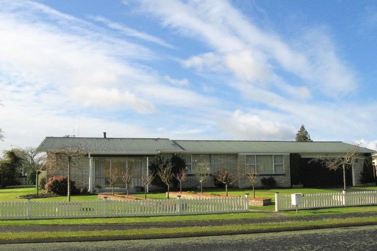 Photo of property in 1 Fiona Place, Dinsdale, Hamilton, 3204