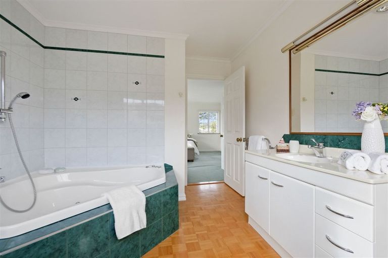 Photo of property in 8a Wainoni Heights, Greenhithe, Auckland, 0632