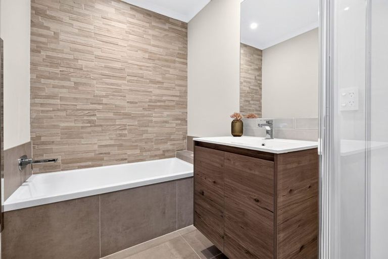 Photo of property in 46 Hobsonville Point Road, Hobsonville, Auckland, 0616