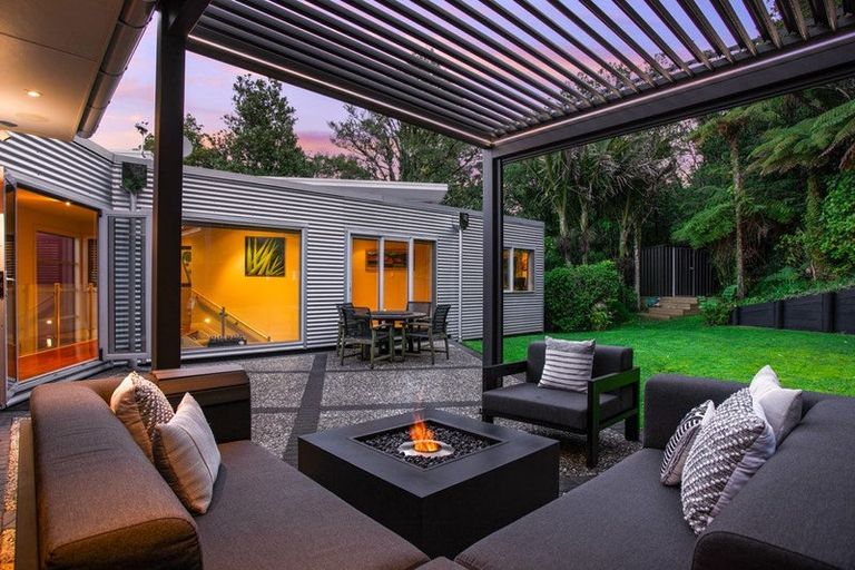 Photo of property in 535 Scenic Drive, Waiatarua, Auckland, 0612