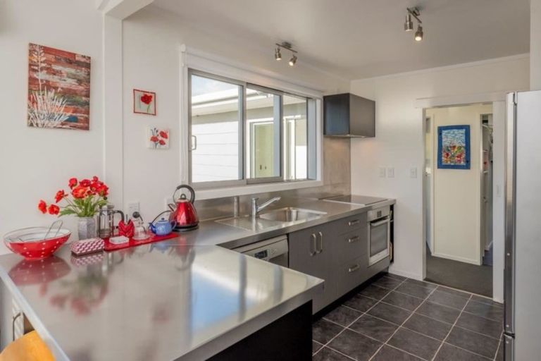 Photo of property in 11 Hastings Street, Waikanae Beach, Waikanae, 5036