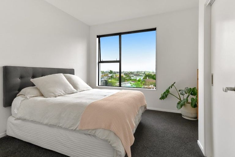 Photo of property in 13/15 Chivalry Road, Glenfield, Auckland, 0629