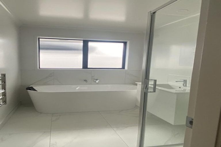 Photo of property in 24 Te Piriti Road, One Tree Point, 0118