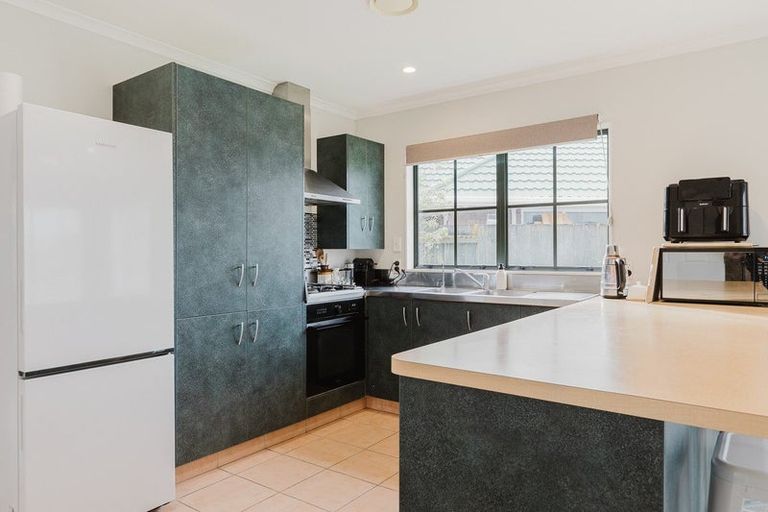 Photo of property in 28 Royal Oak Drive, Kelvin Grove, Palmerston North, 4414