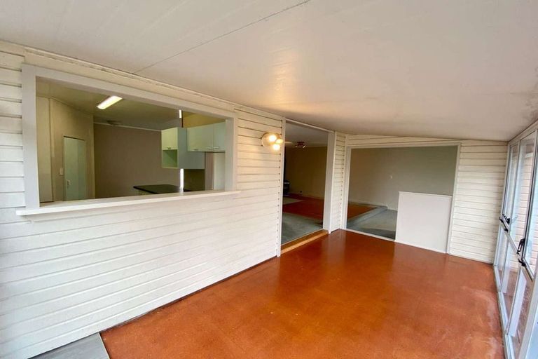 Photo of property in 35 Sunnyside Road, Sunnyvale, Auckland, 0612