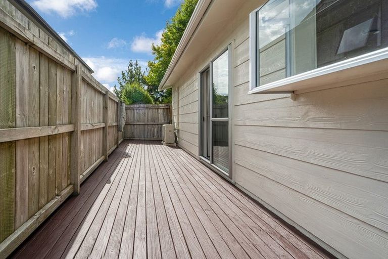 Photo of property in 38 Deverell Place, Northcross, Auckland, 0632