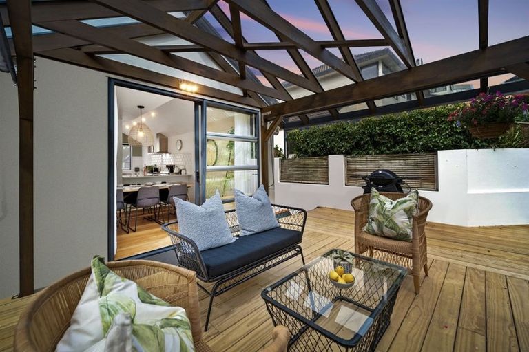 Photo of property in 1/6 Heathcote Road, Castor Bay, Auckland, 0620