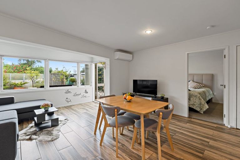 Photo of property in 3/18 Parr Terrace, Castor Bay, Auckland, 0620