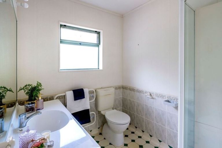 Photo of property in 2 Inverell Place, Waikanae, 5036