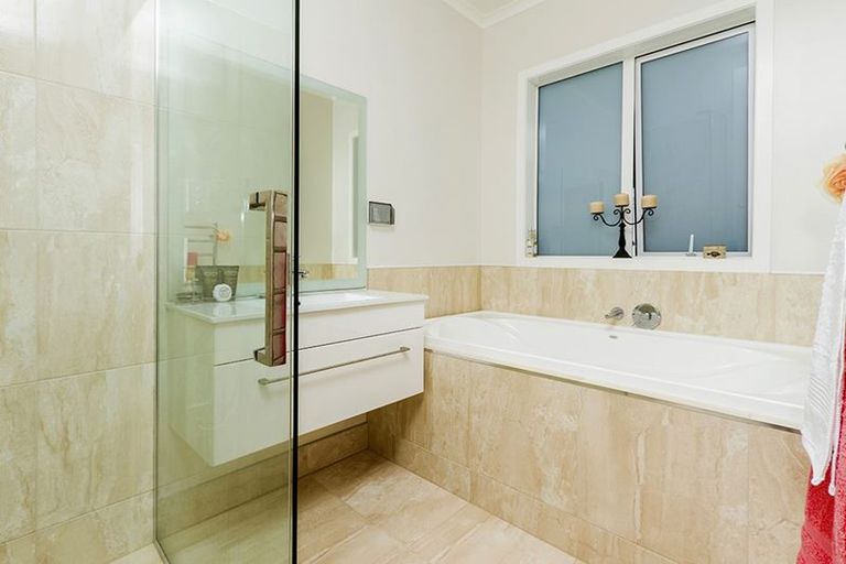 Photo of property in 18 Larmer Drive, Kumeu, 0810