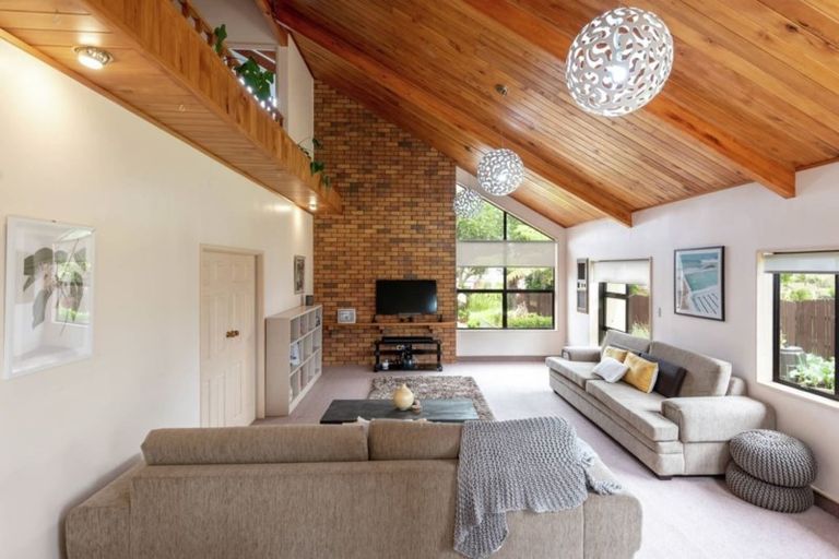 Photo of property in 33 Booralee Avenue, Botany Downs, Auckland, 2010