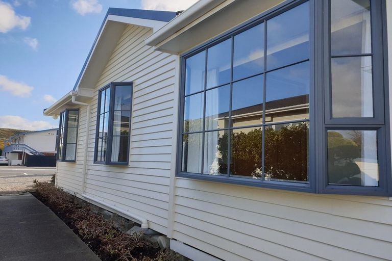 Photo of property in 40 Mana Esplanade, Paremata, Porirua, 5026