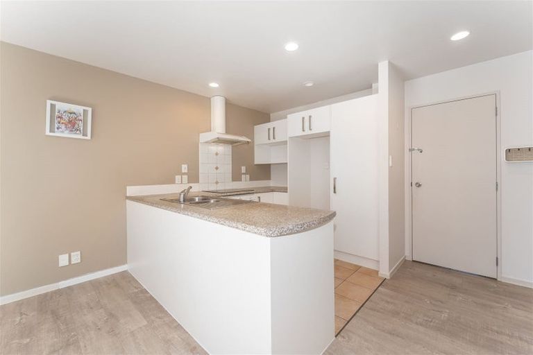 Photo of property in 5/2 Sunnydale Place, Oteha, Auckland, 0632