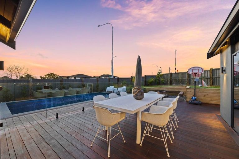 Photo of property in 2 Somerville Road, Shelly Park, Auckland, 2014