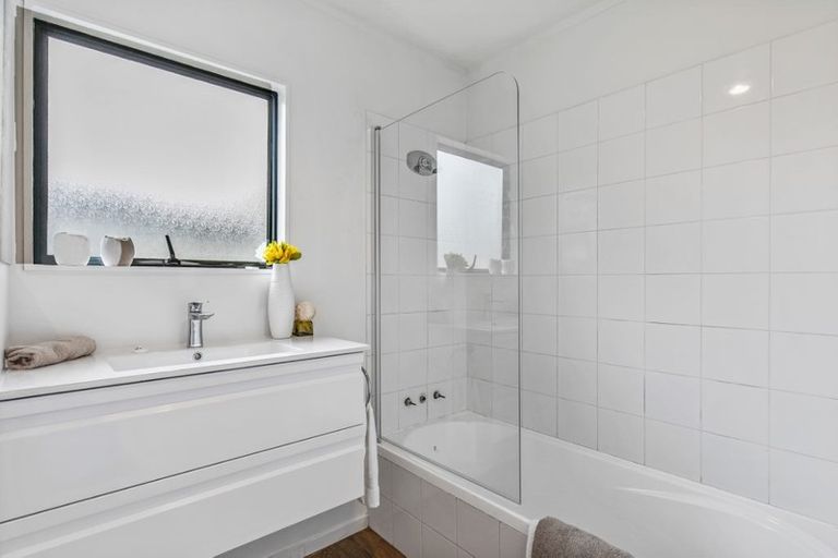 Photo of property in 2/73 Bond Crescent, Forrest Hill, Auckland, 0620