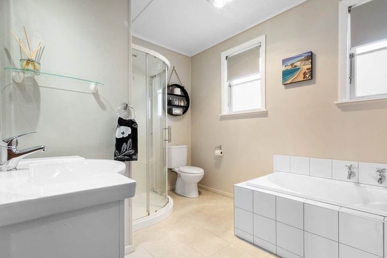 Photo of property in 43 Hutchinson Avenue, New Lynn, Auckland, 0600