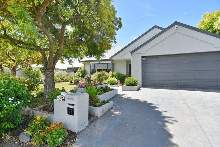 Photo of property in 21 Thornwood Place, Redwood, Christchurch, 8051