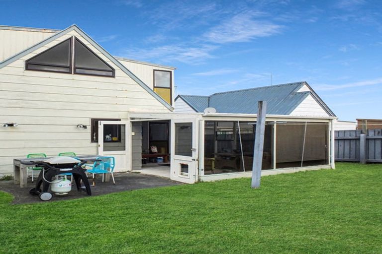 Photo of property in 12 Low Avenue, Foxton Beach, Foxton, 4815