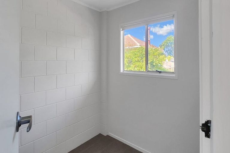 Photo of property in 15 Queen Mary Avenue, New Lynn, Auckland, 0600