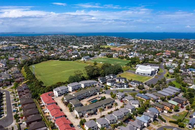 Photo of property in 8/22 Northcross Drive, Oteha, Auckland, 0632