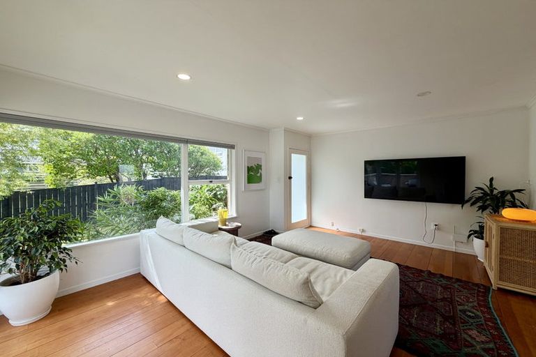 Photo of property in 2/7 Knightsbridge Drive, Forrest Hill, Auckland, 0620