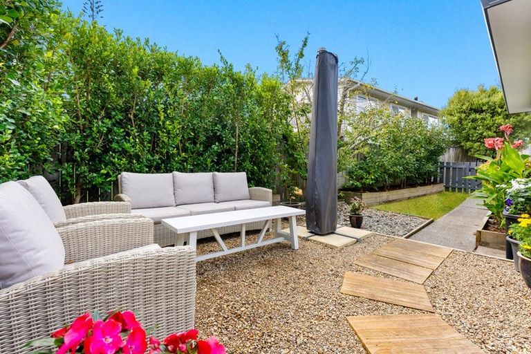 Photo of property in 2/13 Heather Place, Sunnynook, Auckland, 0620