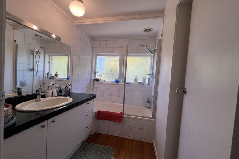 Photo of property in 2/30 Martin Crescent, Northcote, Auckland, 0627
