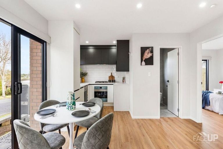 Photo of property in 43a Mirrabooka Avenue, Botany Downs, Auckland, 2010