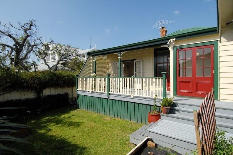 Photo of property in 2/21 Cowper Street, Devonport, Auckland, 0624