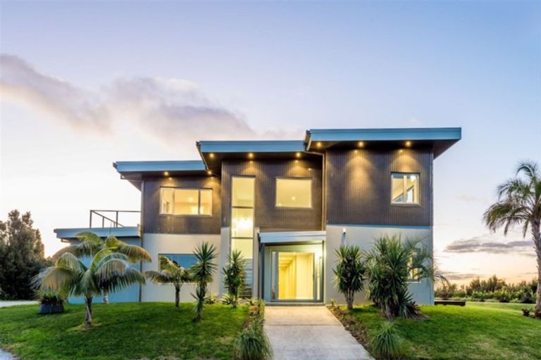 Photo of property in 201 Whangaparaoa Road, Red Beach, 0932