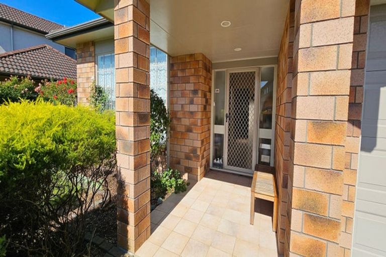 Photo of property in 4 Oswald Close, Flat Bush, Auckland, 2016