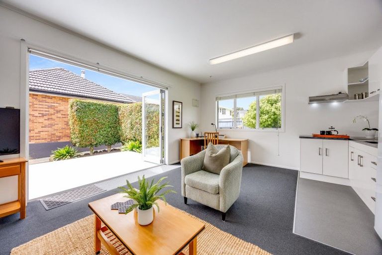 Photo of property in 65 Kiwi Esplanade, Mangere Bridge, Auckland, 2022