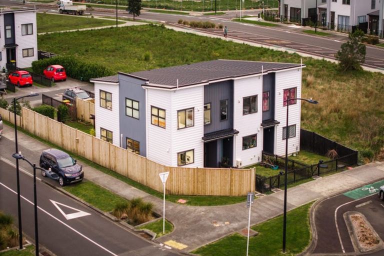 Photo of property in 2 Lumbarda Drive, Kumeu, 0810