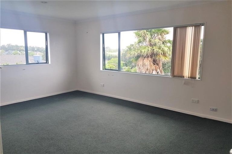 Photo of property in 3 Trotting Terrace, Fairview Heights, Auckland, 0632