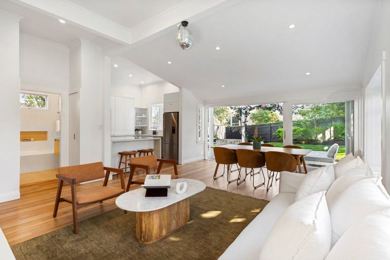 Photo of property in 202 Queen Street, Northcote Point, Auckland, 0627