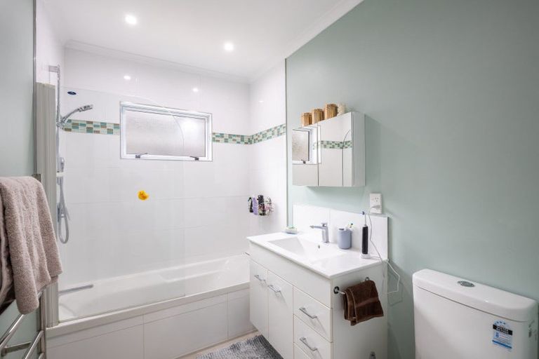 Photo of property in 8 York Crescent, Westown, New Plymouth, 4310