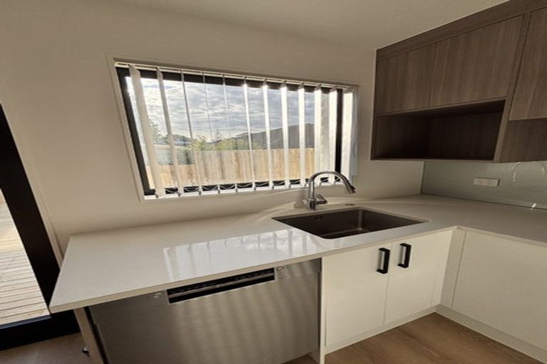 Photo of property in 4/94 Godley Road, Green Bay, Auckland, 0604