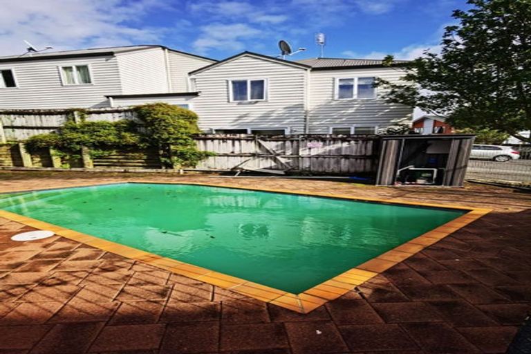 Photo of property in 14/30 John Jennings Drive, Oteha, Auckland, 0632