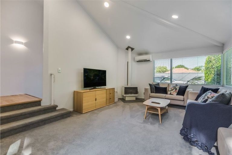 Photo of property in 1/39 Seaton Road, Murrays Bay, Auckland, 0630