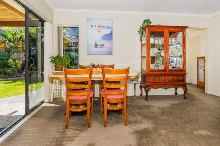 Photo of property in 8 Spring Valley Place, Oteha, Auckland, 0632