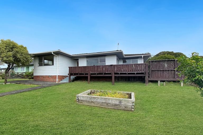 Photo of property in 28 Serwayne Place, Sunnyvale, Auckland, 0612