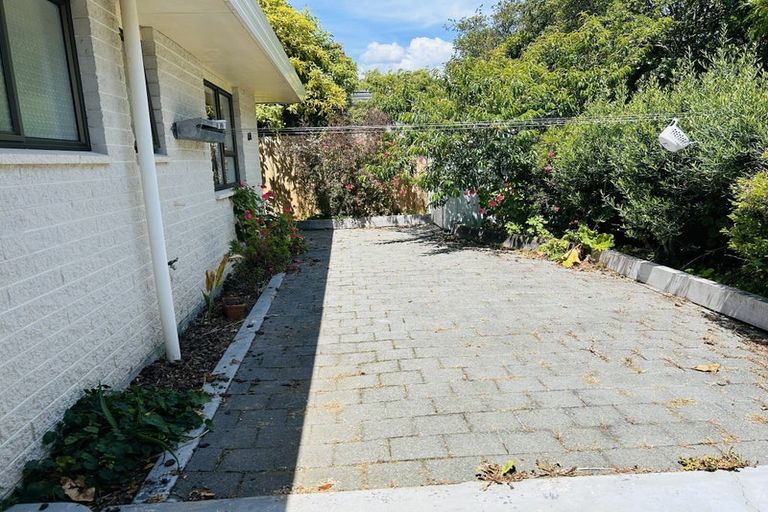 Photo of property in 28 Rewarewa Crescent, Waikanae, 5036