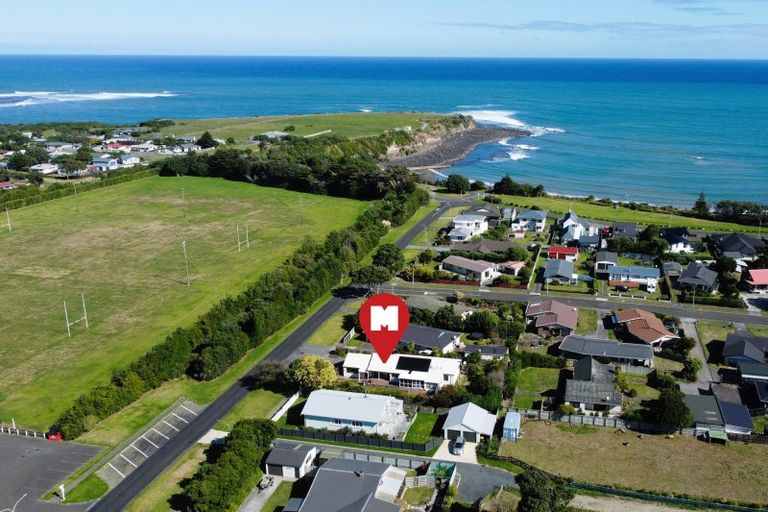 Photo of property in 16 Heaphy Road, Opunake, 4616
