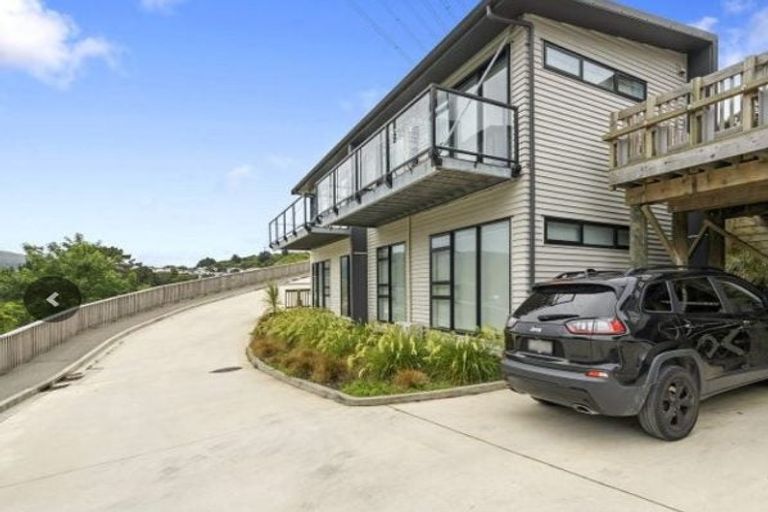 Photo of property in 14 Ara Patukawenga, Tawa, Wellington, 5028