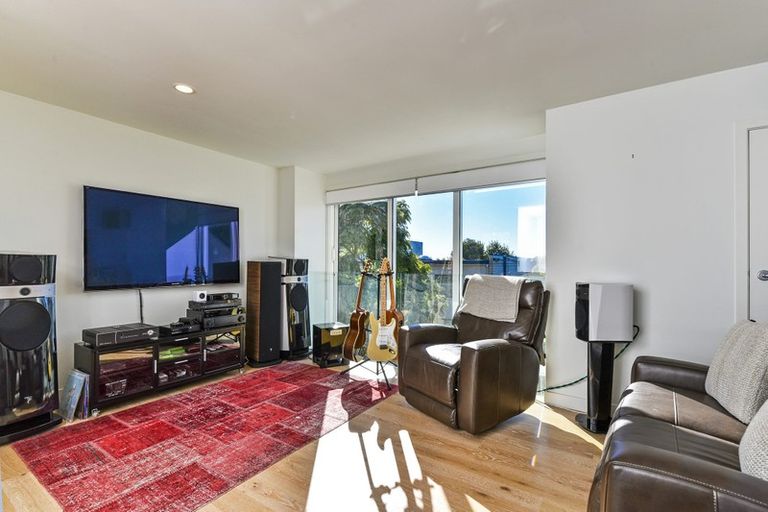 Photo of property in 8b Hauraki Road, Hauraki, Auckland, 0622