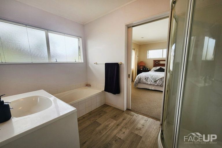 Photo of property in 26 Harbour Lights Close, West Harbour, Auckland, 0618